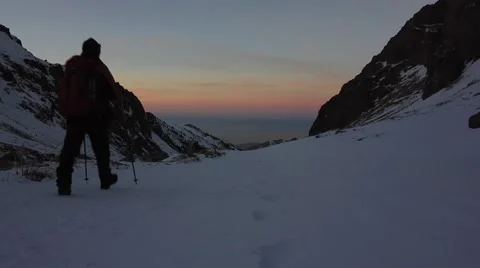 Tourist walking on the snow Video stock 60051471