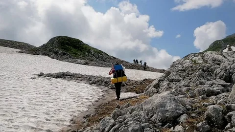 A tourist walks through the mountain pass Видео 80558382
