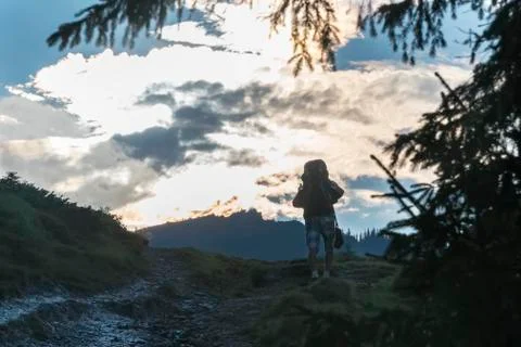 Tourist walks through the mountains Foto stock
