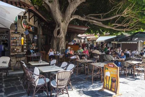 Touristen sitzen in gemütlichen Restaurants, Rhodos Stadt, Rhodos, Grieche.. Stock Photos