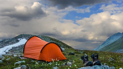 Touristic camp in a mountains time lapse scene Video stock 307233997