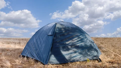 Touristic tent in a field of dry grass time lapse scene Vídeos de archivo 252129395