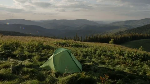 Touristic tent in mountains on sunset , wind shakes the grass Vídeos de archivo 77618557
