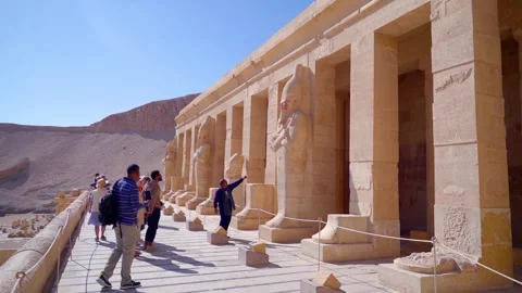 Tourists admire the statues Stock-Footage 243110066