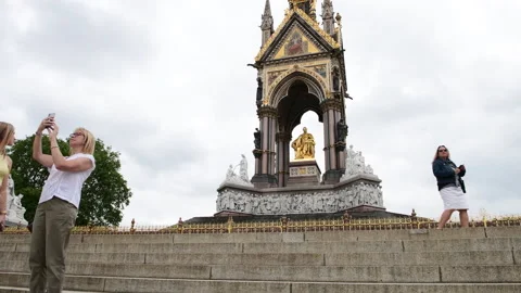 Tourists in Albert Memorial. Stock Footage 157168873
