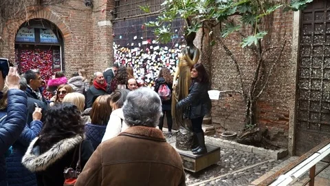 Tourists and lovers in the courtyard of the house of Juliet are photographe.. Stock Footage 73641653