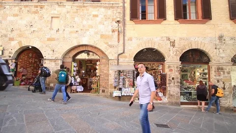 Tourists and shops in the streets of San Gimignano, Tuscany, Italy Stock Footage