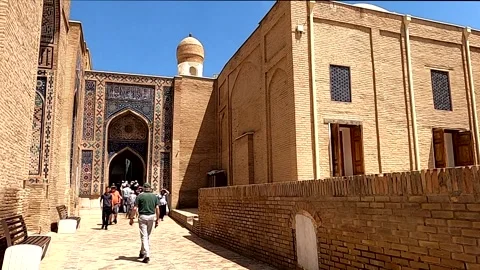 Tourists and visitors exploring the historic Shah-i-Zinda complex in Samarkand Vidéo 336807424