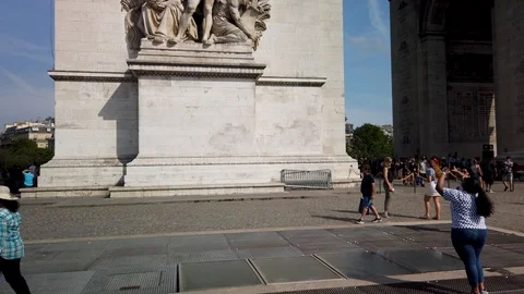Tourists at the Arc de Triomphe Stock-Footage 112677779