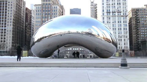 Tourists around Cloud Gate Видео 35732515