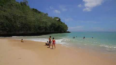 TOURISTS ON THE BEACH Stock Footage 27332036