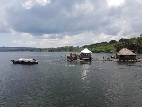 Tourists boat visiting the source of river Nile. Lake of Viktoria Stock-Fotos