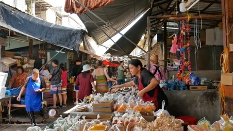 Tourists can seen exploring and shopping along the Maeklong Railway Market. Vidéo 119617402