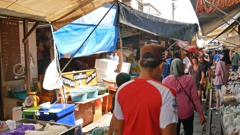 Tourists can seen exploring and shopping along the Maeklong Railway Market. 動画素材 119617403