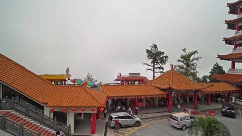 The tourists can seen exploring the Chin Swee Caves Temple in Genting Highland. 库存影片 266896904