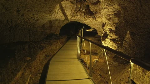 Tourists in cave museum Stock-Footage 45830267