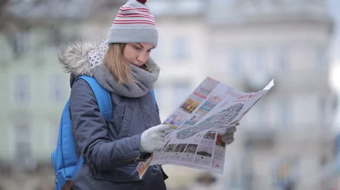 Tourists choose the direction on the map Video stock 57525382