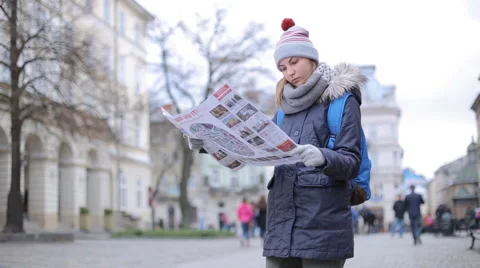 Tourists choose the direction on the map Video stock 57525479