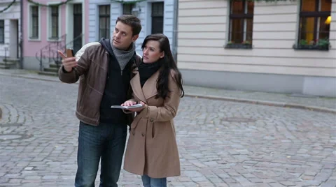 Tourists with city map arguing over direction Stock Footage 33082971