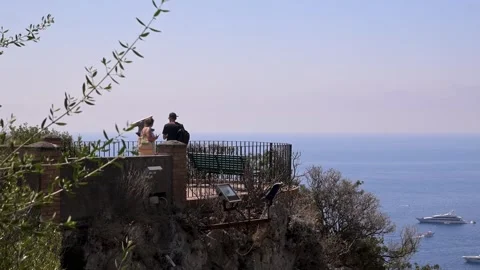 Tourists on Cliffside Viewpoint Overlooking Mediterranean Sea and Yachts 库存影片 345271543