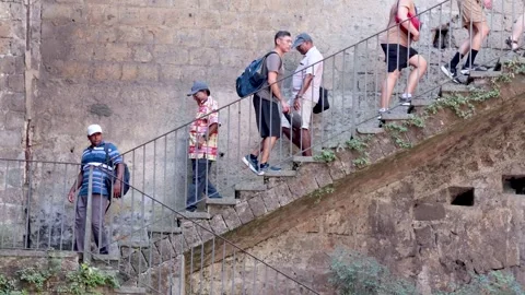 Tourists Climbing Stairs in Sorrento Vídeos de archivo 303537553