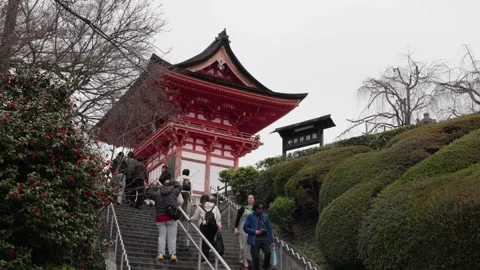 Tourists Climbing Stone Steps Toward Kiyomizu-dera Niomon Gate Kyoto Japan Видео 336025856