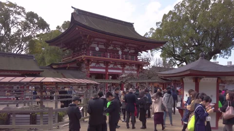 Tourists coming and going on the square of Japanese Dazaifu Shrine. Stock-Footage 255543053