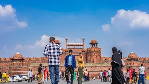 Tourists crowd inside of the Red Fort, India. UNESCO World Heritage Site 库存影片 107477090