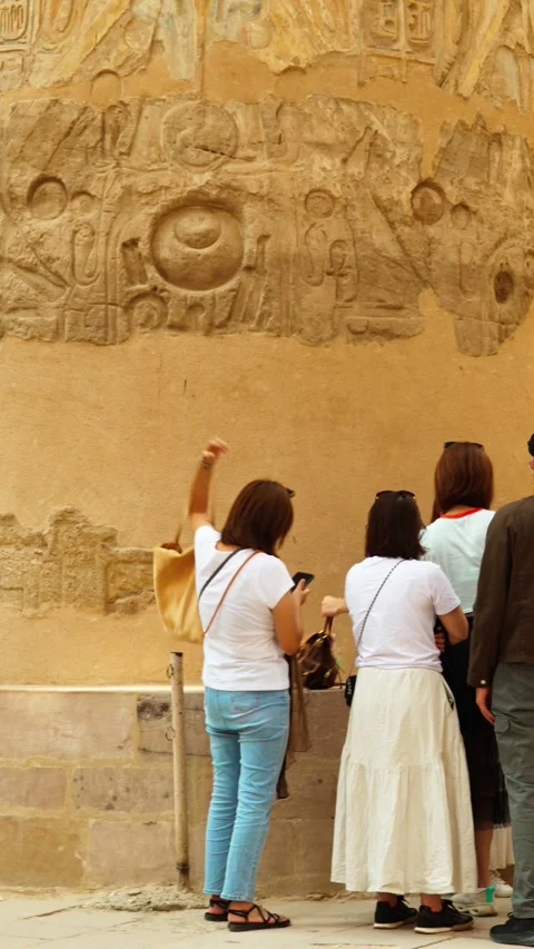 Tourists from different countries at the Karnak Temple. 動画素材 334945847