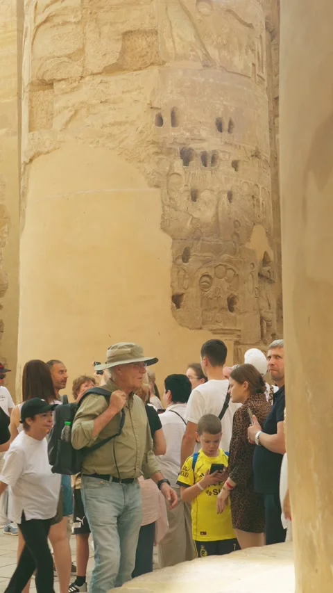 Tourists from different countries at the Karnak Temple. Stockbeeldmateriaal 334945882