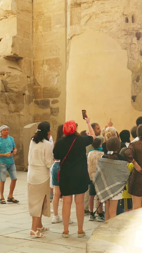Tourists from different countries at the Karnak Temple. Vídeo Stock 334945895
