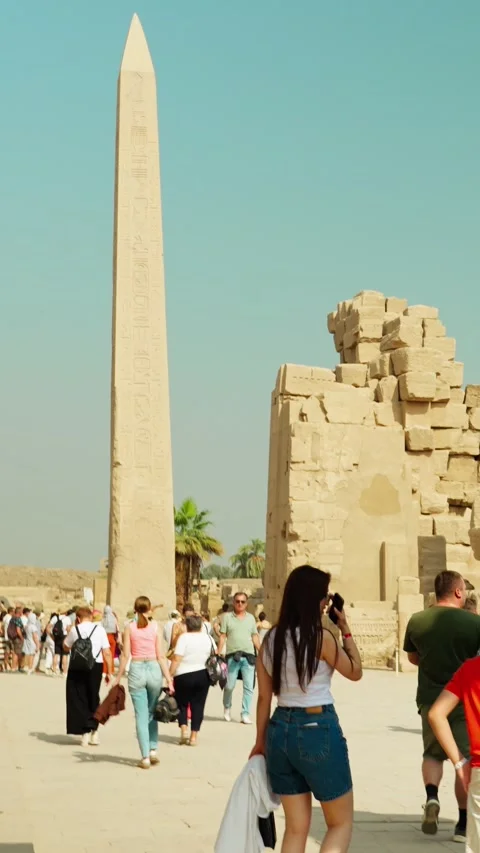 Tourists from different countries at the Karnak Temple. 스톡 동영상 334946019