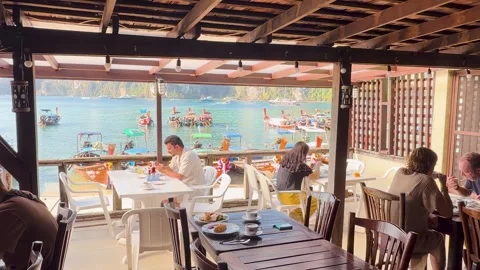 Tourists Dining at Waterfront Restaurant Overlooking Phi Phi Island Bay 库存影片 328790342