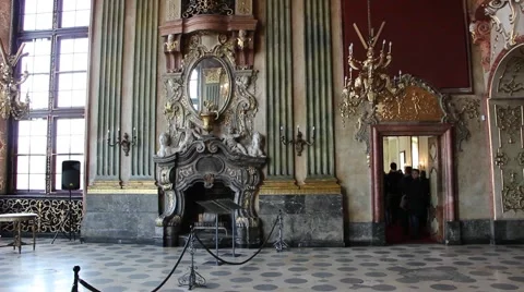 Tourists do commemorative photos at the castle Ksiaz 스톡 동영상 59776322