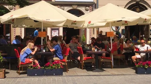 Tourists eat in cafe Stockbeeldmateriaal 90898334