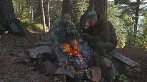 Tourists eat by the fire Видео 160437569