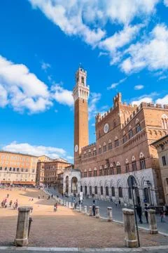 Tourists enjoy Piazza del Campo square in Siena Foto stock
