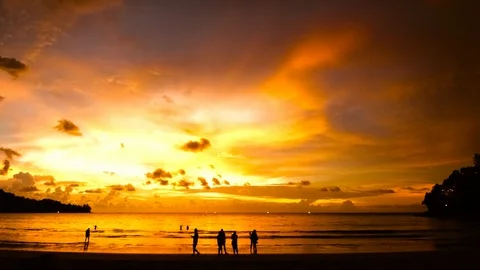 Tourists Enjoying Dramatic Sunset in Timelapse Vídeos de archivo 85643485