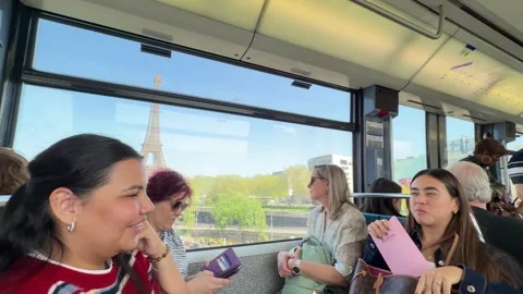 Tourists enjoying view of Eiffel Tower from bus window in Paris 库存影片 334107104