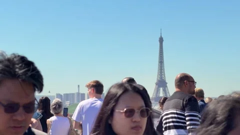 Tourists enjoying the view of Eiffel Tower in Paris Stock Footage 337783118
