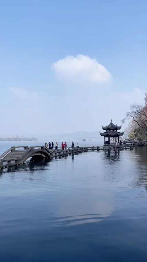 Tourists Explore Scenic Bridge and Classical Pavilion on West Lake, Hangzhou Video stock 336843090