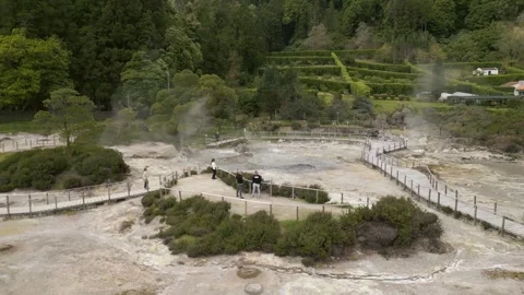 Tourists Explore Steaming Geothermal Pools and Walkways in Sao Miguel, Azores 库存影片 348177242