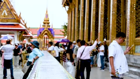 Tourists Explore Wat Phra Kaew Temple Vídeos de archivo 309903480