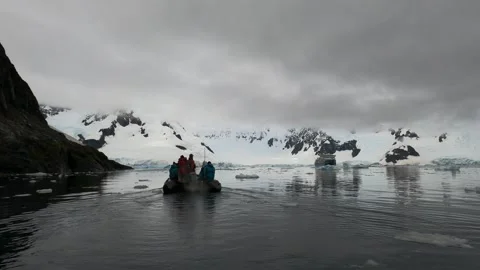 Tourists exploring Antarctica by inflatable motorboat among glaciers and floes Stock-Footage 335287656