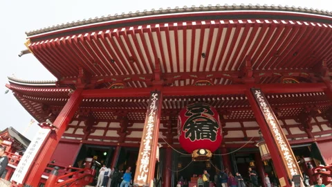 Tourists exploring the famous buddhist Senso-ji Temple in Asakusa, Tokyo Video stock 329869780