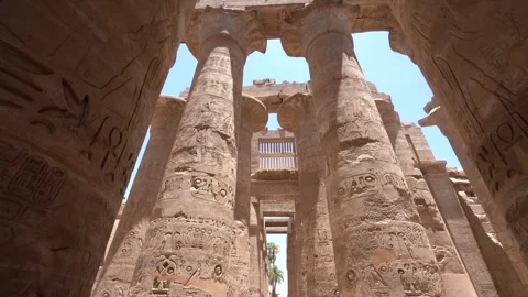 Tourists exploring karnak temple hypostyle hall Vidéo 310979501