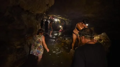 Tourists exploring the underground river of Jumandy Caves in Ecuador 库存影片 334934666