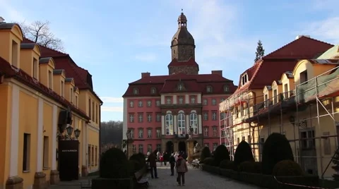 Tourists from Germany visit the sights of the castle Ksiaz Vidéo 59776061