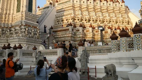 Tourists Getting around Temple of the Dawn, Bangkok Video stock 107540439