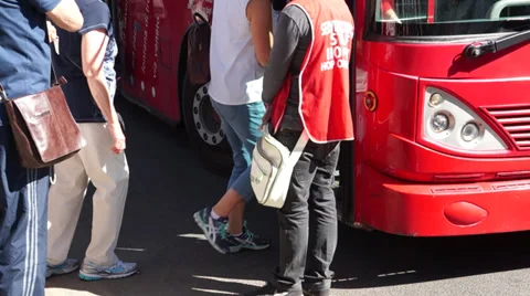 Tourists getting onto a Sightseeing Bus in Rome Video stock 32206807
